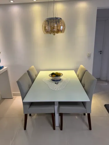 Conjunto Mesa de Jantar Off White com 4 Cadeiras Estofadas - Impecável!