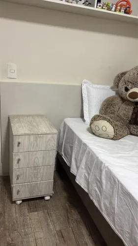 mesa de cabeceira com gavetas