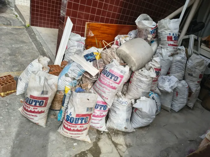 Entulho de construção civil não tem cimento e areia só entulho pedras de piso é doação