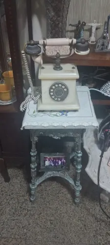 Telefone antigo com mesa