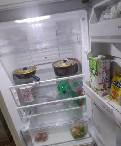 Vende se geladeira com defeito 