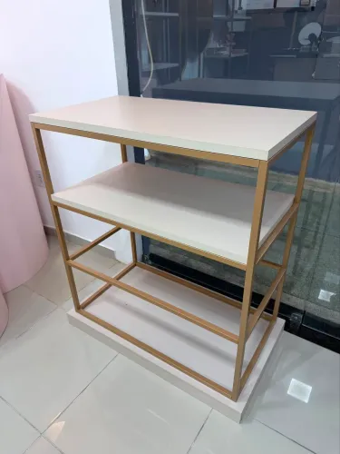 Mesa modelo aparador ou vitrine