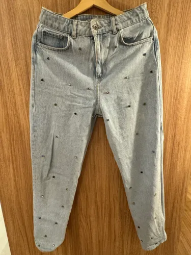 Calça jeans Zara com aplicações 