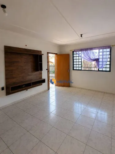 Casa com 2 suites para alugar por R$ 2.750/mês - Zona 02 - Maringá/PR