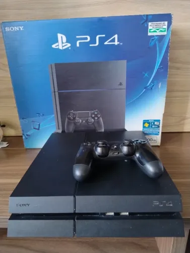 Vendo PS4 em ótimo estado de conservação com 1 controle. Acompanha caixa.