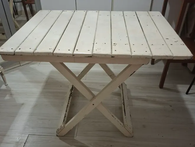 Mesa dobrável de madeira em pátina envelhecida