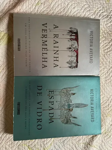 Livros ?A rainha vermelha? e ?Espada de vidro? - Victoria Aveyard
