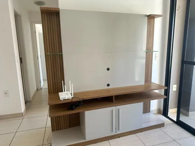 Painel para TV com Rack e Prateleiras de Vidro - Moderno e Elegante