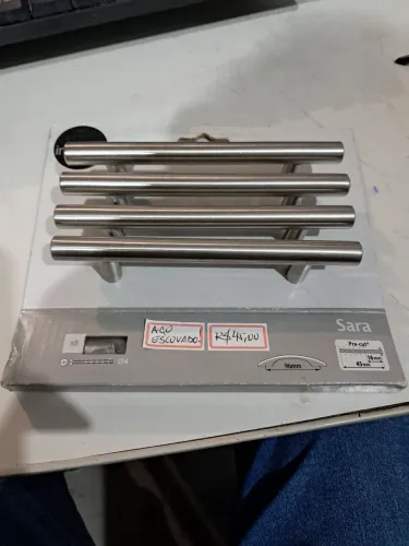 Puxador modelo Sara marca Inspire aço escovado 144 mm