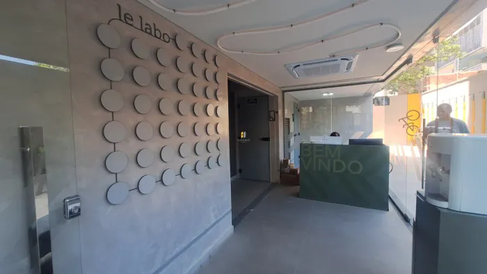 SALA COMERCIAL MODERNA NO LE LABO - ARQUITETURA INOVADORA E LOCALIZAÇÃO PREMIUM