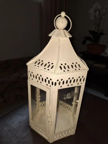 Lanterna   Marroquina Decorativa, em metal,na cor creme, p  medidas: 36×16 cm. 