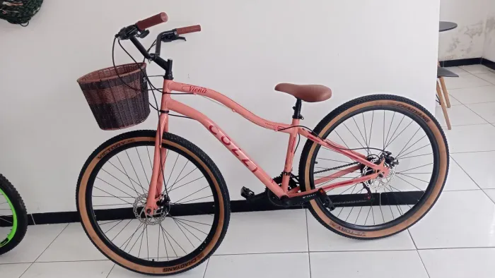 Bicicleta feminina está semi nova usada tres vezes 
