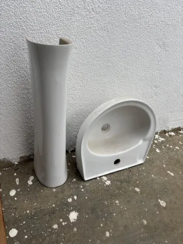 Vendo uma pia com coluna para banheiro 