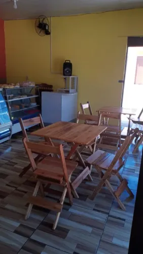 Mesa e cadeira dobrável de madeira