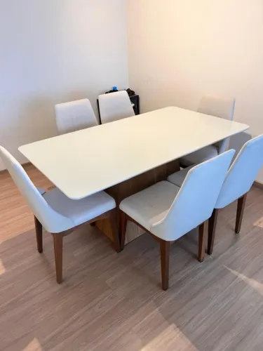 Mesa em laca com 6 cadeiras