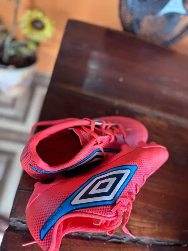 chuteira de campo umbro
