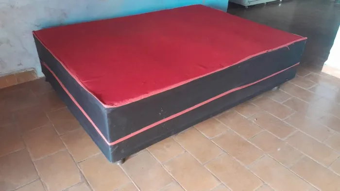 Cama Box casal de espuma tamanho padrão semi nova. $350
