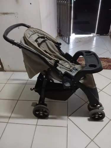 Vende - se carrinho de bebê unissex 