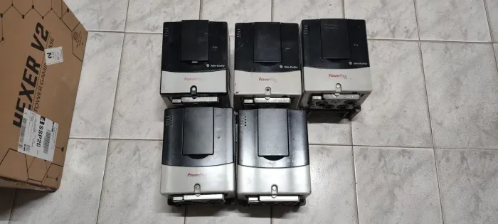Lote de inversores Allen Bradley 3 de 3cv e 2 de 5cv