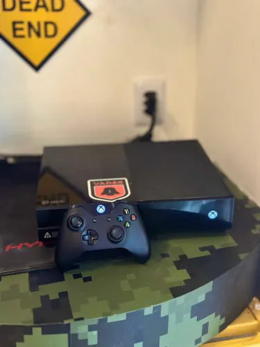 Xbox One com vários jogos e caixa