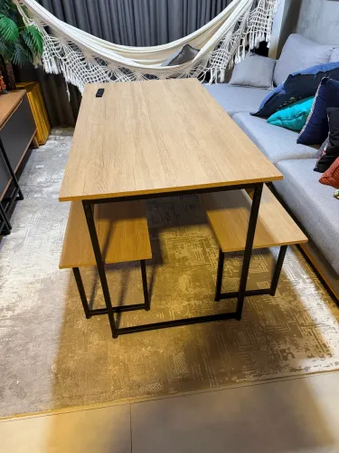 Mesa e bancos de MDF e pés de metalon