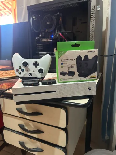 XBOX one s 1tb um controle e charging Dock