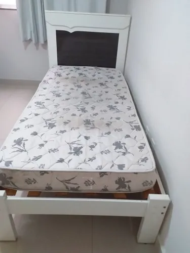 Cama de solteiro em mdf com colchão .