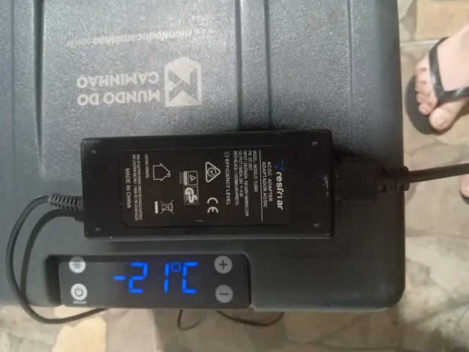 Geladeira para caminhão ou acampamento. 