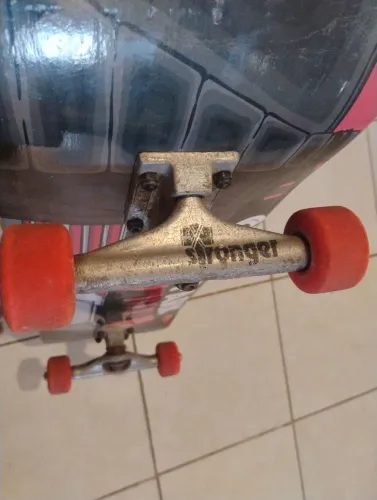Skate semi-novo com truck stronger, rolamento Black Sheep, rodas Moska.