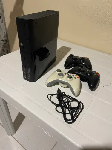 Xbox 360 Super Slim 500GB (travado) +15 jogos