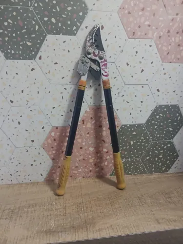 Tesourão para poda de árvore pequena e arbusto