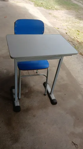 Cadeira e mesa escolar