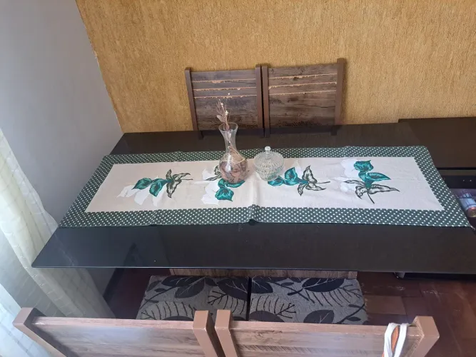 Vendo conjunto de mesa e quatro cadeiras 