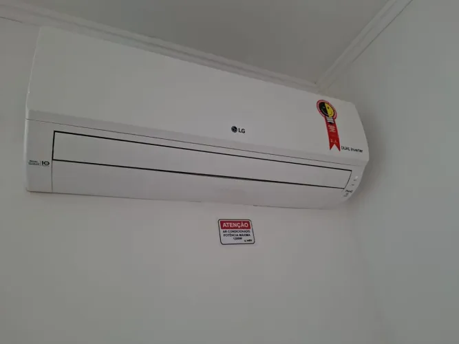 LG Dual Inverter Voice de 9.000 BTU/h