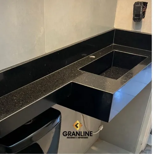 Bancada de Granito Preto com Cuba e Frontão - Cozinha. Feita sob medida.