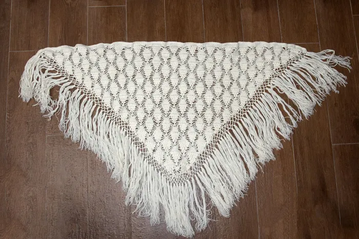 Poncho de lã branco em crochê