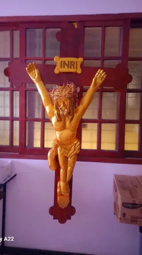 Crucifixo todo em madeira 