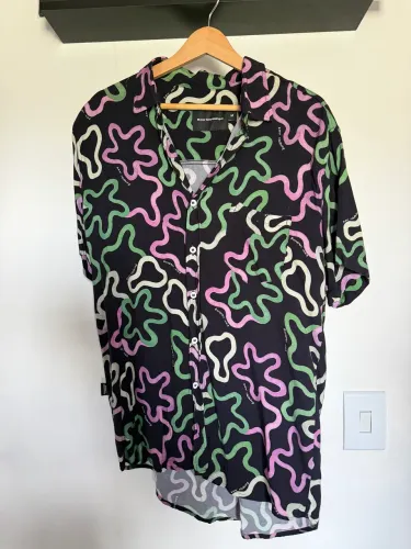 camisa baw - nova - preto verde lilás logo baw