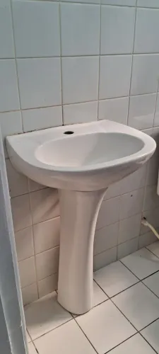 Pia de. Banheiro com coluna