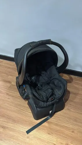 Carrinho de bebê com bebe conforto