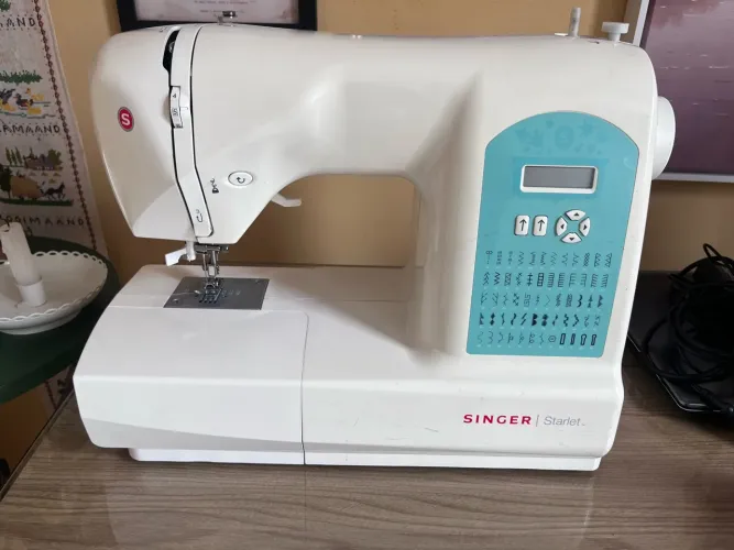 MÁQUINA DE COSTURA ELETRÔNICA SINGER STARLET 6660 -