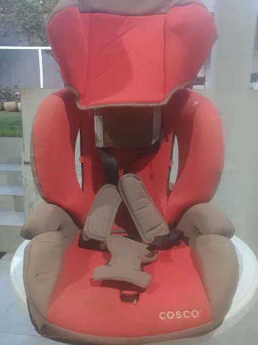 Cadeirinha Infantil para Carro Cosco Vermelha e Marrom <br>