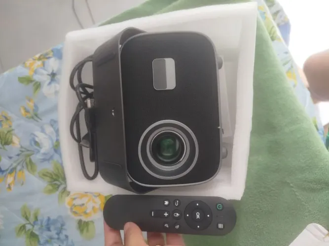 Projetor portátil novo , nunca usado . Na caixa .