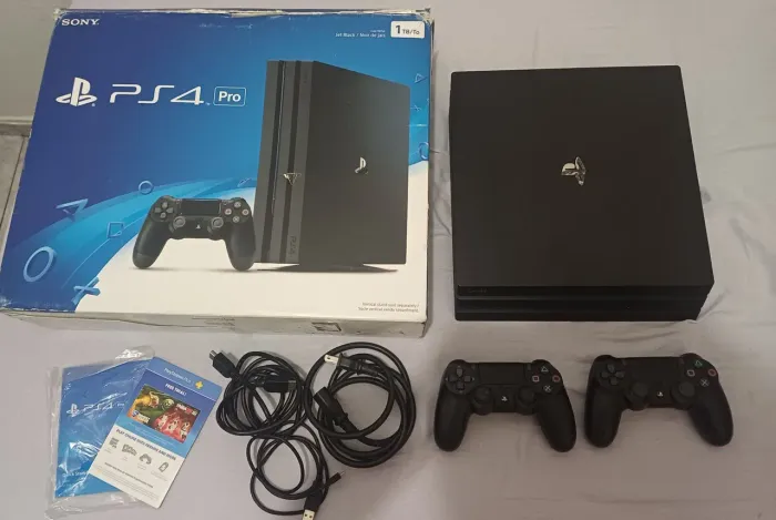 Playstation 4 Pro, com caixa completa com manual, 2 controles originais, 2 jogos