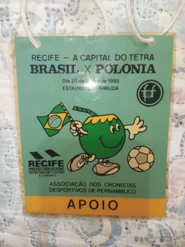Crachá da partida de futebol entre Brasil e Polônia, Ano: 1995 LEIA O ANÚNCIO