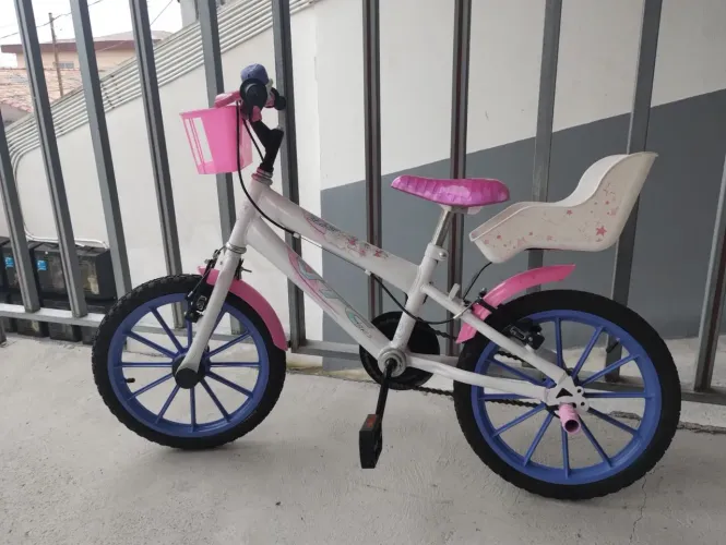 Bicicleta semi nova aro 16 com cadeirinha de boneca.  
