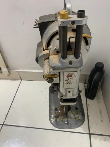 Máquina de corte de roupa profissional