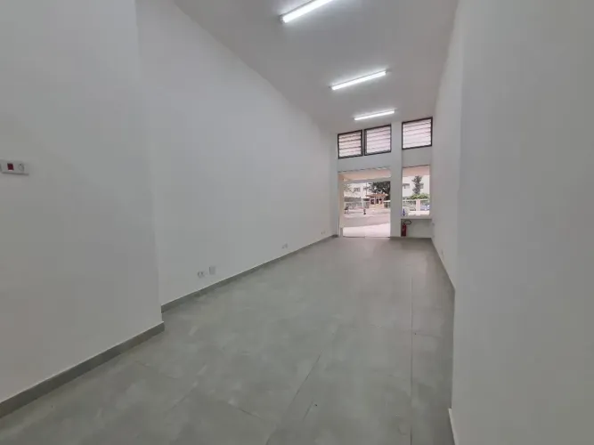 Loja vão de 61 m2 em condomínio em Higienópolis, Reformada, Piso Novo