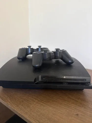 PlayStation 3 destravado com 2 controles + jogo original. 