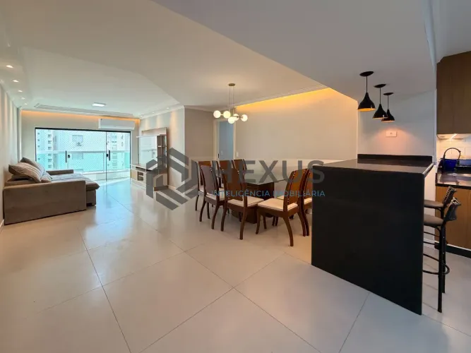 Apartamento reformado com varanda na beira mar da praia nas Pitangueiras, Guarujá